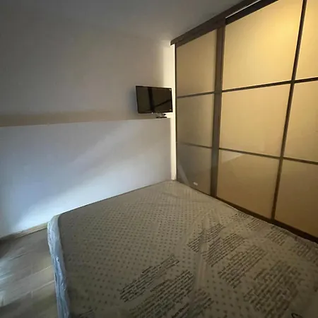 Roose Two-room Pt 97 With Private Courtyard *