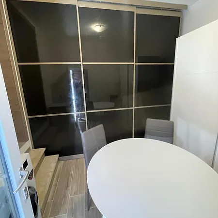 Roose Two-room Pt 97 With Private Courtyard بيت للعطل