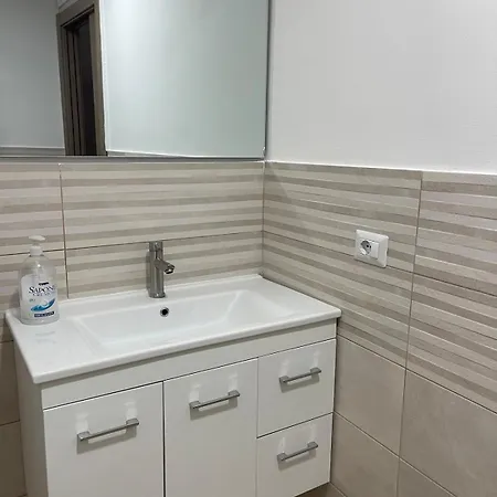 Roose Two-room Pt 97 With Private Courtyard 度假居 *