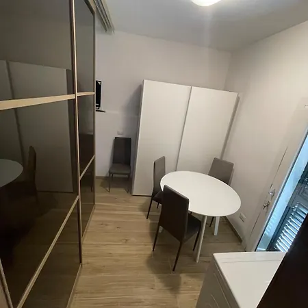 Roose Two-room Pt 97 With Private Courtyard 安齐奥